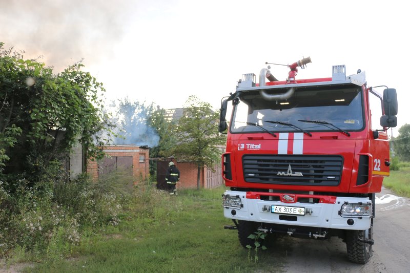 В пригороде Харькова - сразу 16 пожаров после обстрелов (фото)