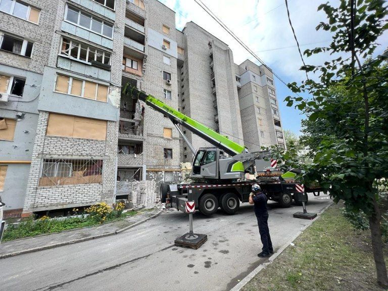 В Харькове спасатели разбирали завалы поврежденных обстрелами высоток