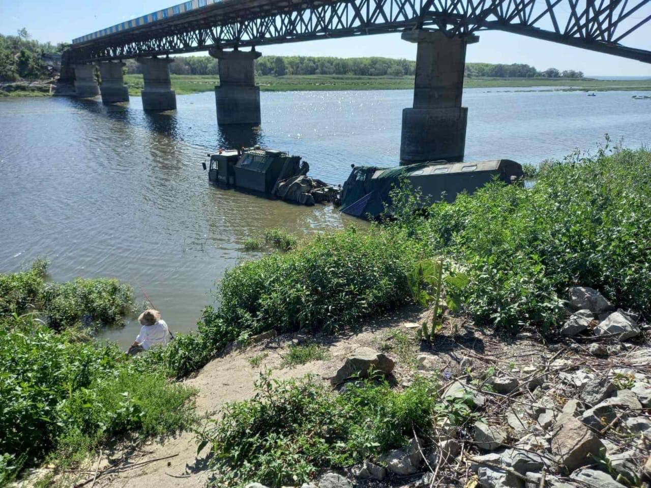 Військова техніка росіян застрягла у річці на Харківщині (фото)