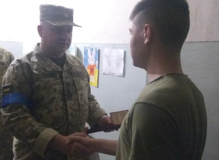Сын погибшего на фронте в Харьковской области пограничника получил награду отца