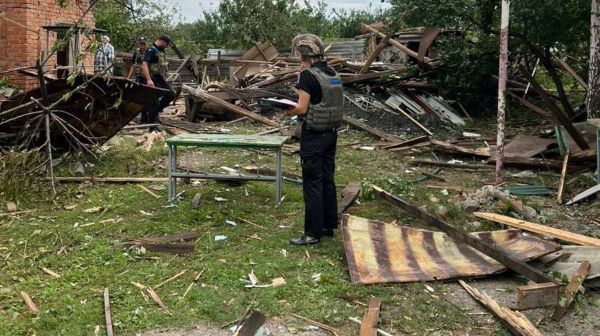 Обстріл Золочева: під удар потрапив ліцей, поранена жінка (фото)