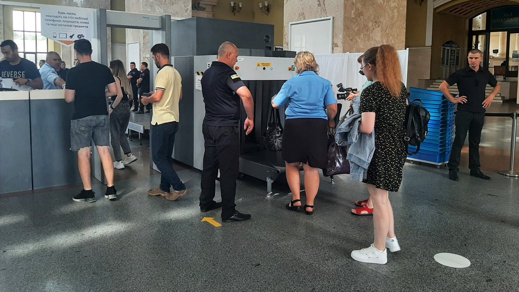 Как теперь проверяют пассажиров и багаж на вокзале в Харькове (фото)