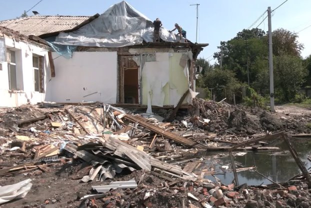 Харьковчане сами ремонтируют дом, разрушенный ракетным ударом