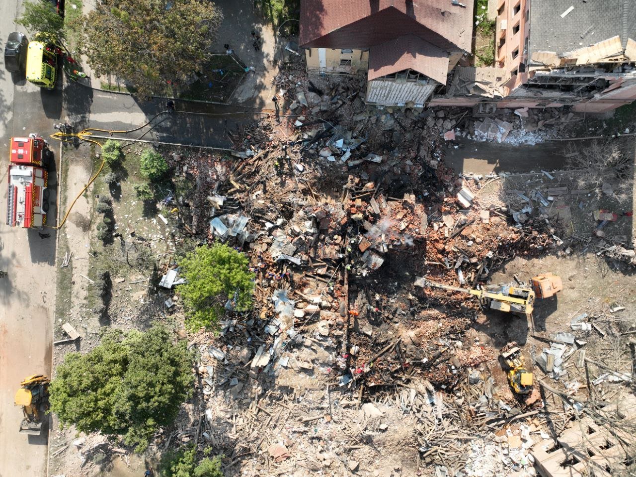 Спасатели разбирают завалы общежития в Харькове, куда вчера прилетел "Искандер": фоторепортаж