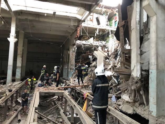 Під завалами харківського гуртожитку, зруйнованого ракетним ударом, залишаються люди: фото та відео з місця подій