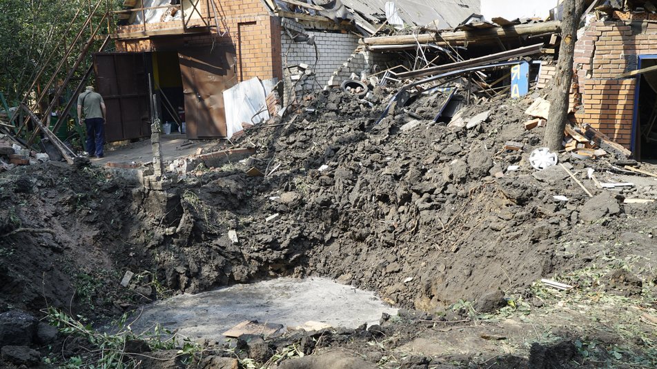 Ракетный удар по частному сектору в Харькове: фото последствий