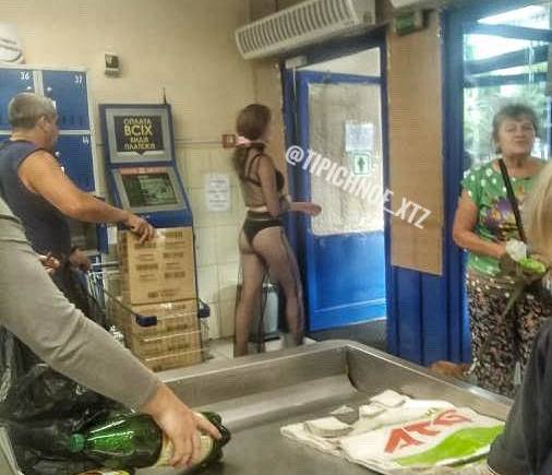 В Харькове полуголая девушка пришла в супермаркет (фото)