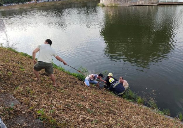 ЧП в центре Харькова: мужчина чуть не утонул в реке на набережной (фото)