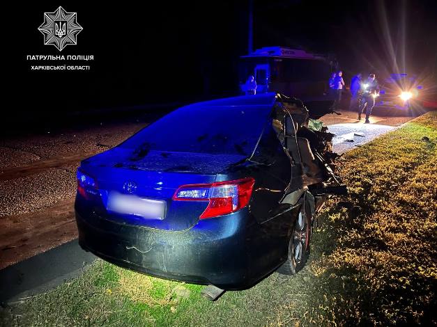 У Харкові п'яний водій врізався в тролейбус, що стояв: машину розірвало, тролейбус загорівся (фото)