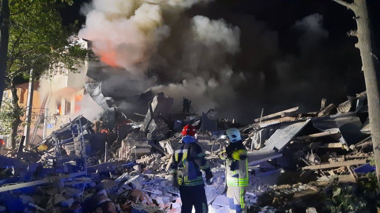 В Харькове закончили разбирать завалы разрушенного РФ общежития: погибли 19 человек