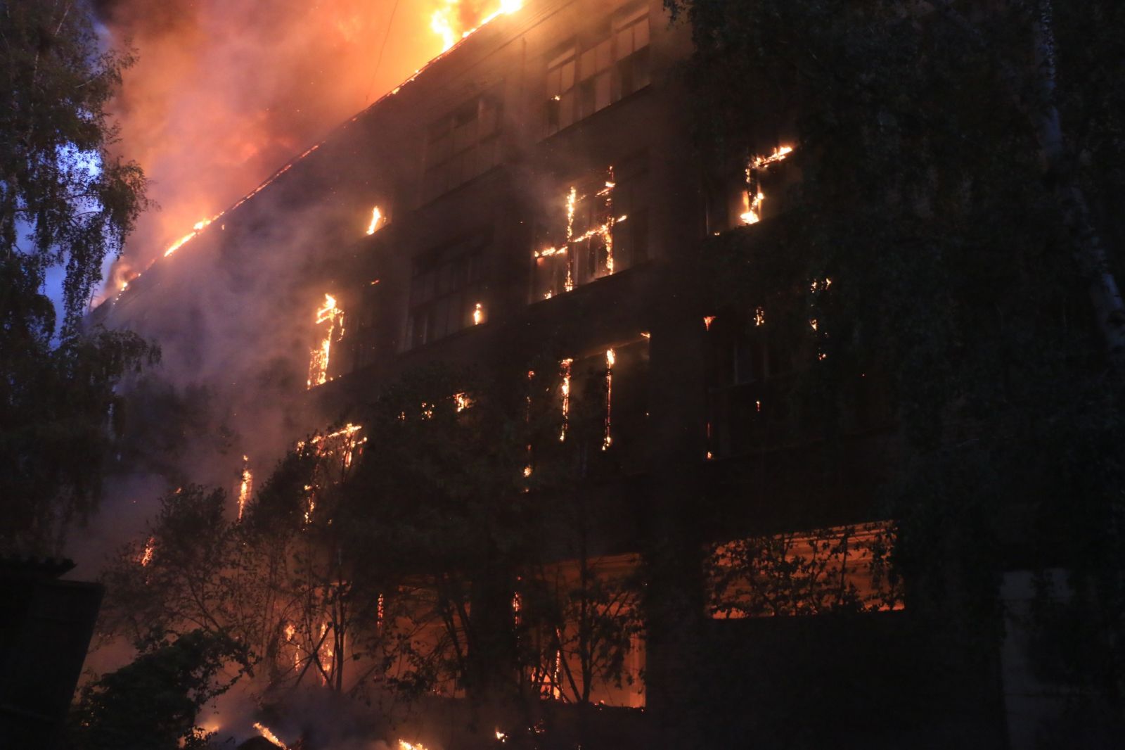 Пожар на заводе в Харькове локализован, его тушат 90 человек (фото)