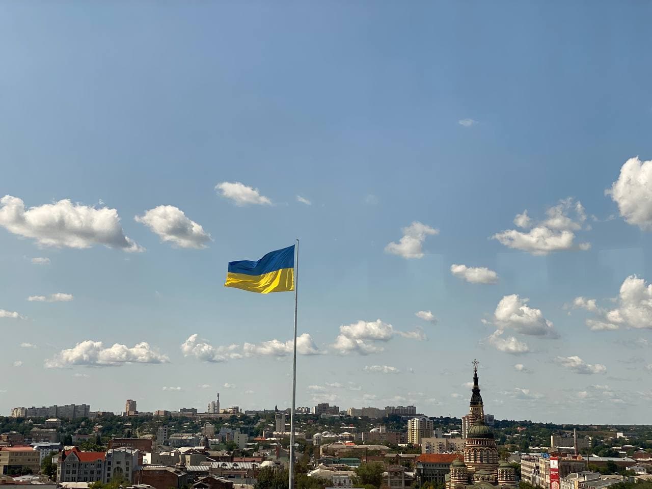 Сегодня - День флага. Над городом-героем Харьковом развевается новый флаг Украины
