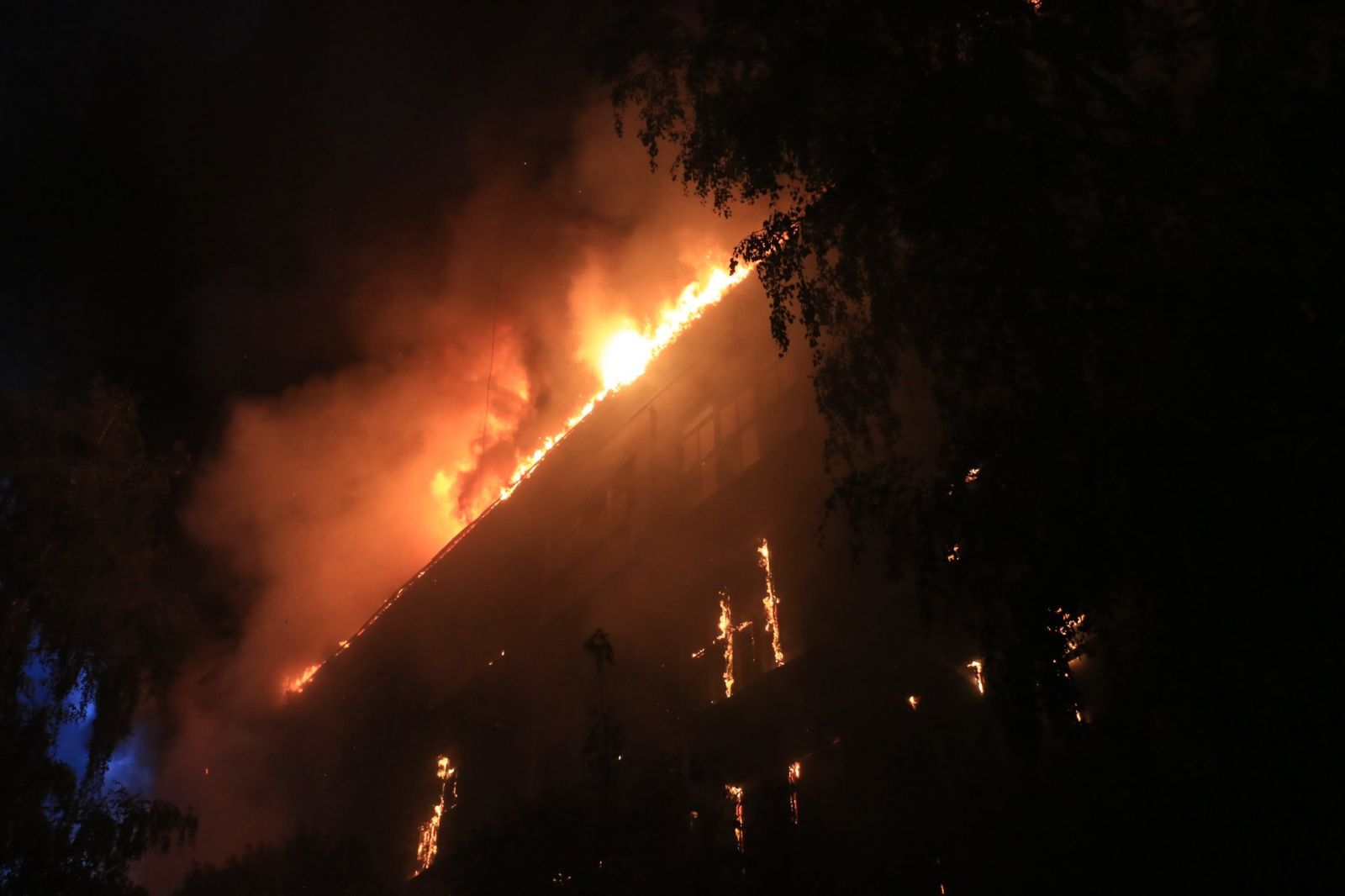 Пожар на харьковском промышленном предприятии гасили почти сутки (фото)