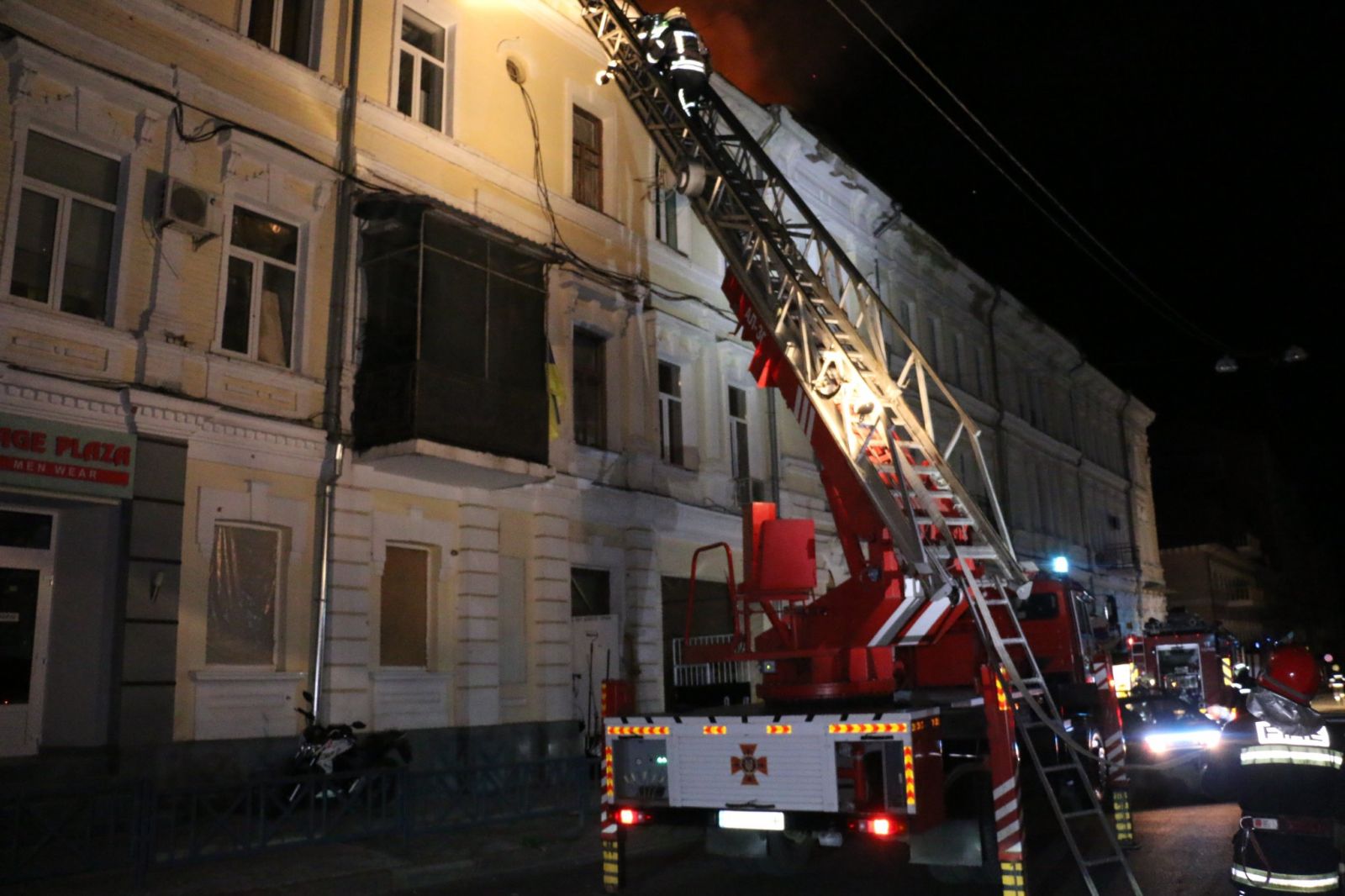 В Харькове после ракетного удара горел жилой дом (фото, видео)