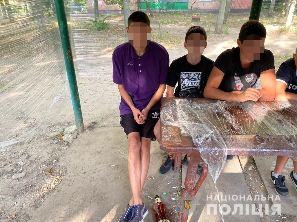 В Харькове поймали подростков, которые пьянствовали на детской площадке