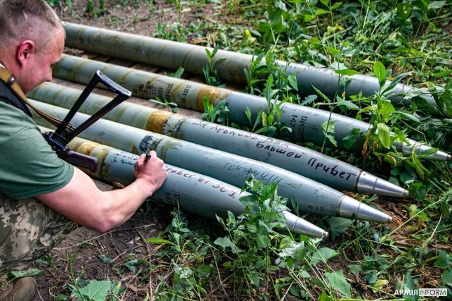 На снарядах, которыми ВСУ разбивают россиян, написано "За Харьков" - Арестович