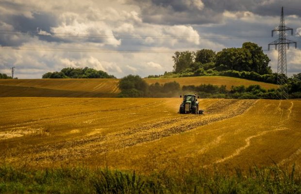 На Харківщині російський снаряд влучив у трактор у полі: загинув тракторист