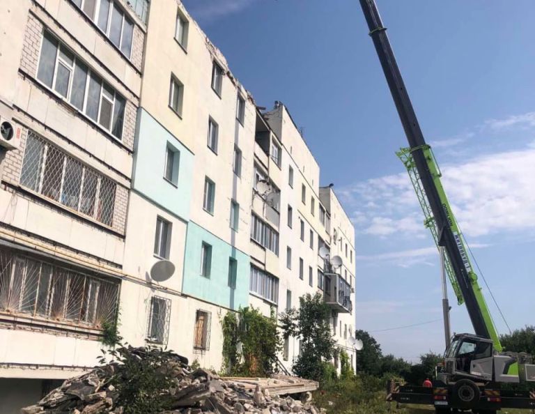 В Харькове восстанавливают поврежденный снарядами дом: фото