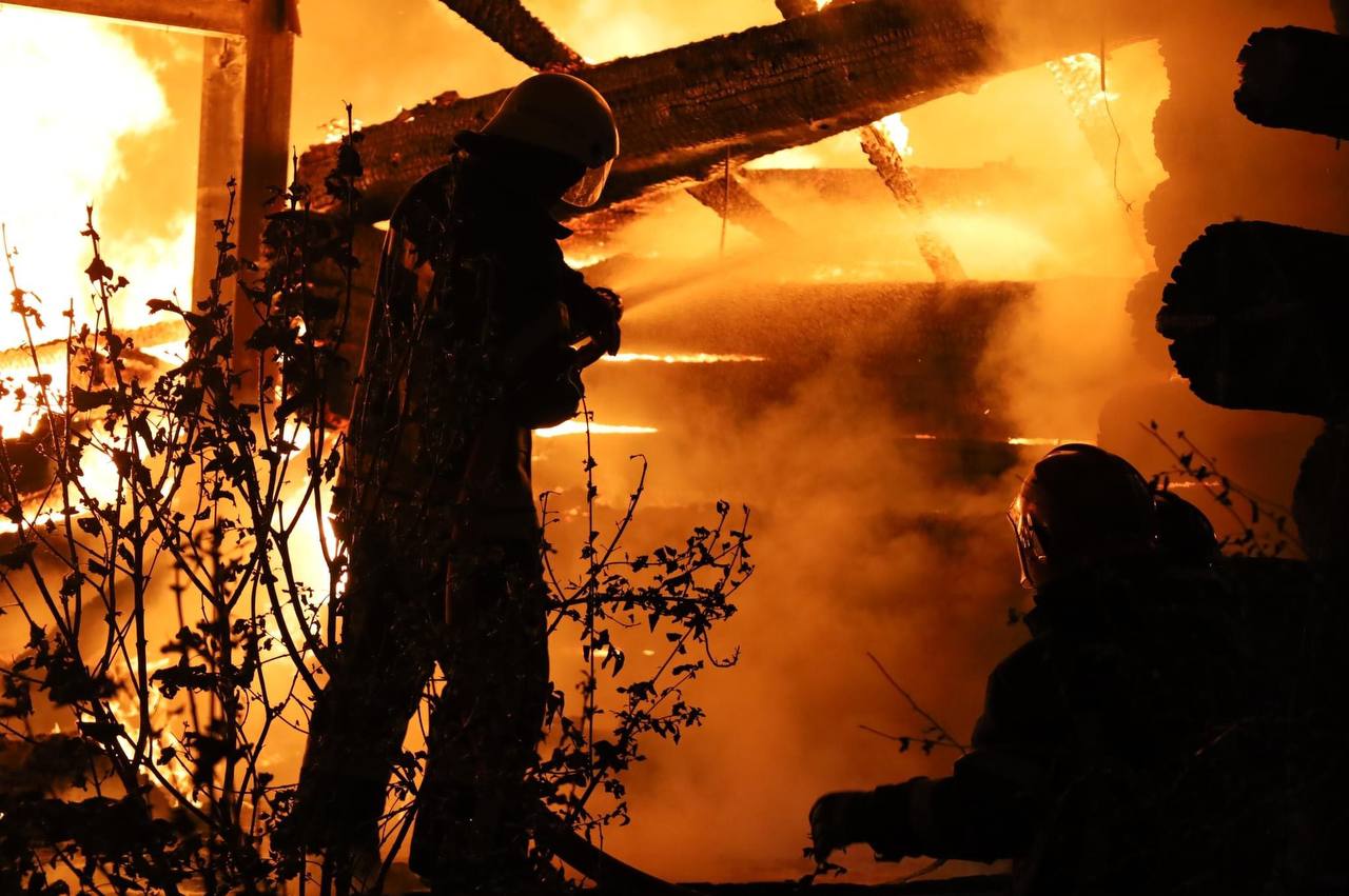 Ночью армия РФ ударила по ресторанному комплексу в Харькове: начался огромный пожар