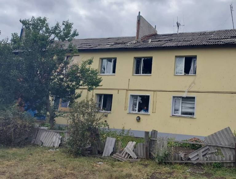 По Печенегам Харьковской области нанесен очередной ракетный удар: разрушены жилые дома (фото)