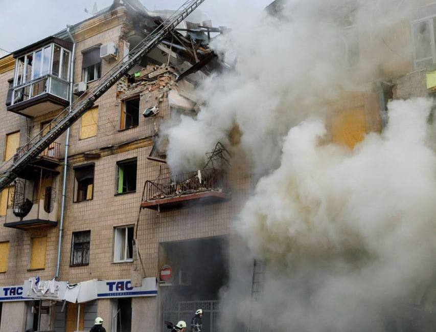 Ракетный удар по центру Харькова: потерявших жилье расселят по общежитиям