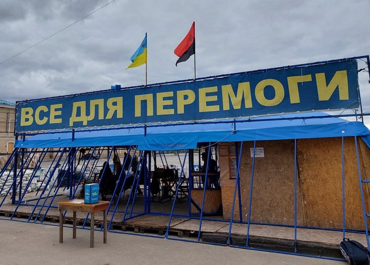 Палатку на площади, пострадавшую от прилетов по центру Харькова, будут восстанавливать