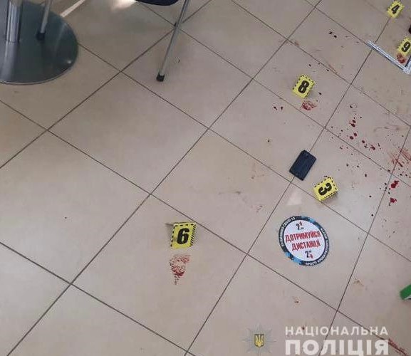 В Харьковской области мужчина зарезал сотрудницу банка прямо в отделении