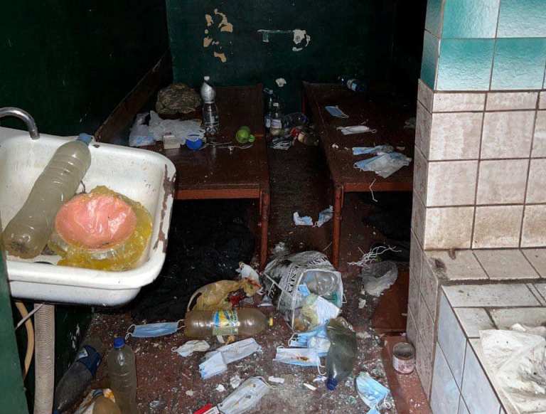 Кучи мусора и пыточные: в Балаклее россияне превратили отделение полиции в свалку