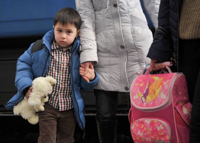 Переселенцам из Харькова обещают раздать зимние вещи: куда обращаться