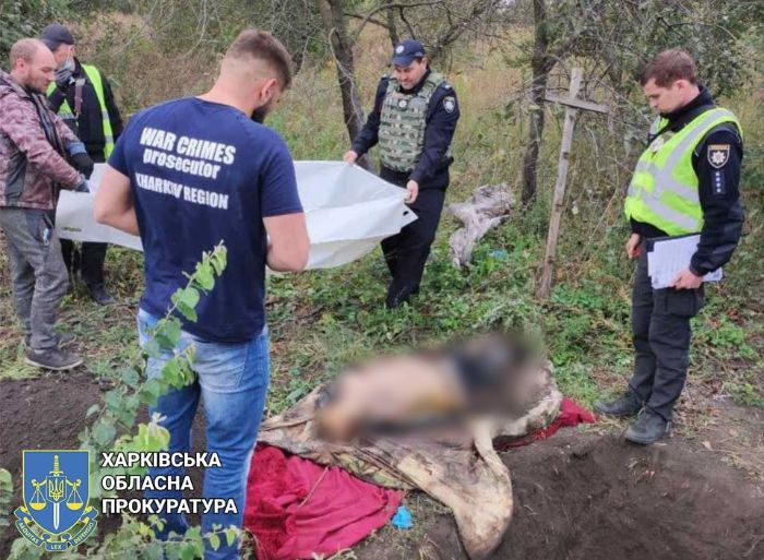 Катували, вбили та закопали: у звільненому селі на Харківщині знайшли тіла місцевих мешканців (фото)