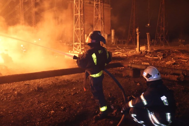 Пожежа, через яку Харків залишився без світла: фото та відео з місця подій