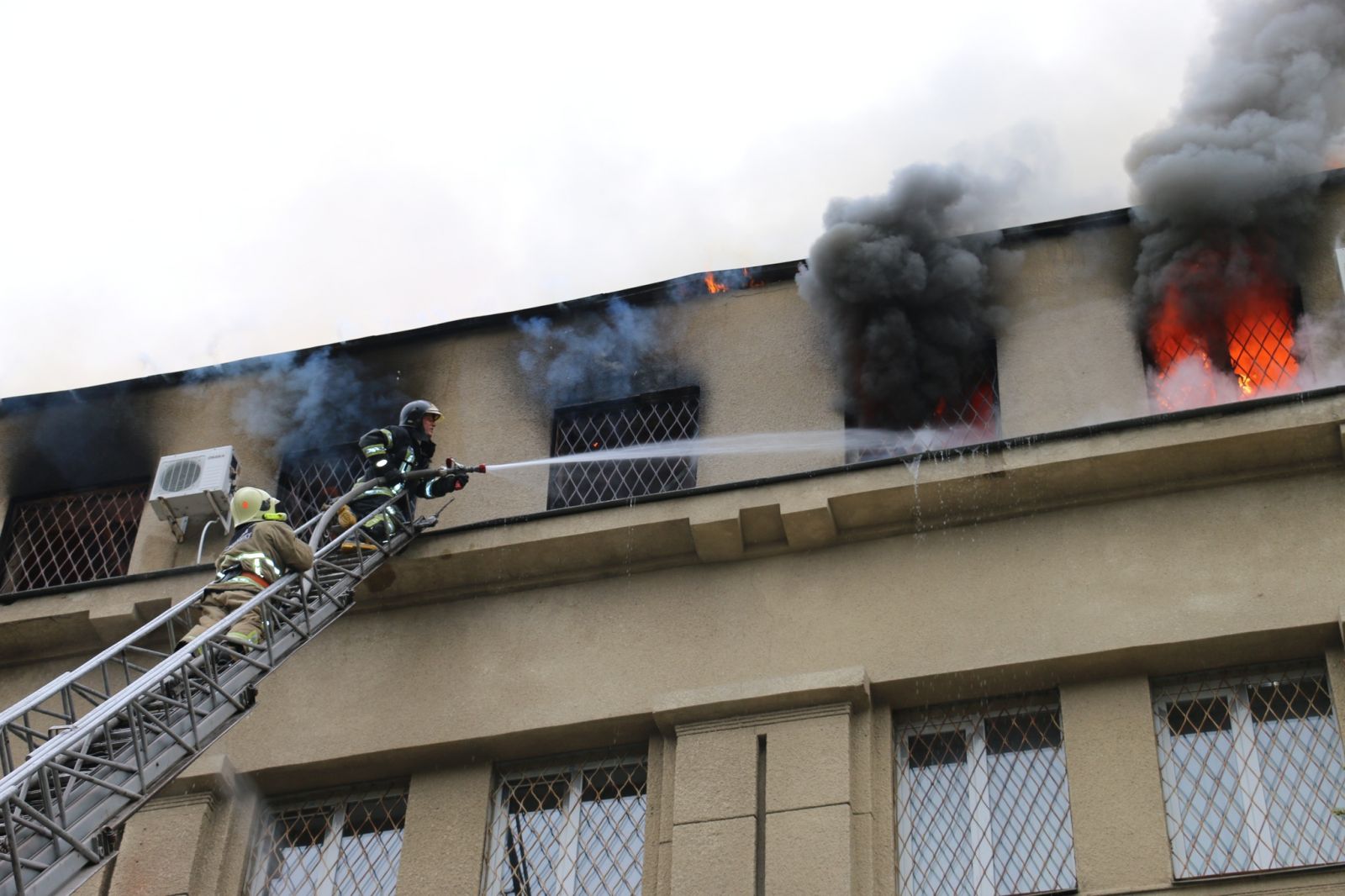 После обстрела в центре Харькова горело здание: фото, видео