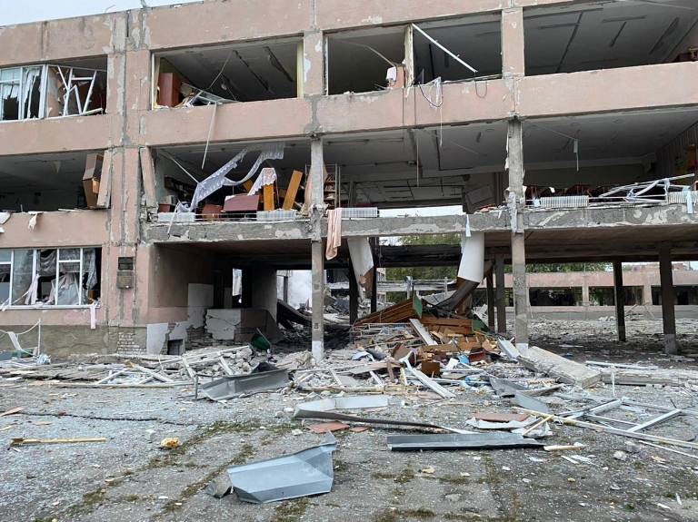В Лозовой ракетным ударом разрушена школа: фото