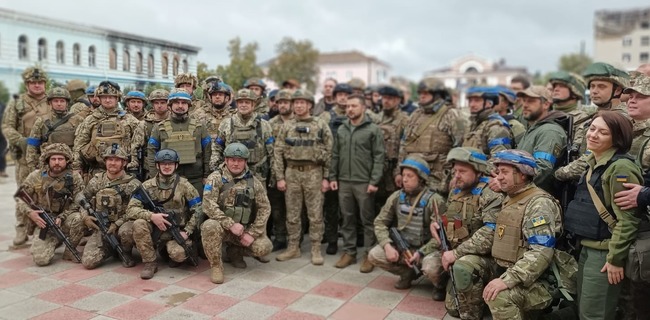 Зеленский приехал в освобожденный Изюм (фото)