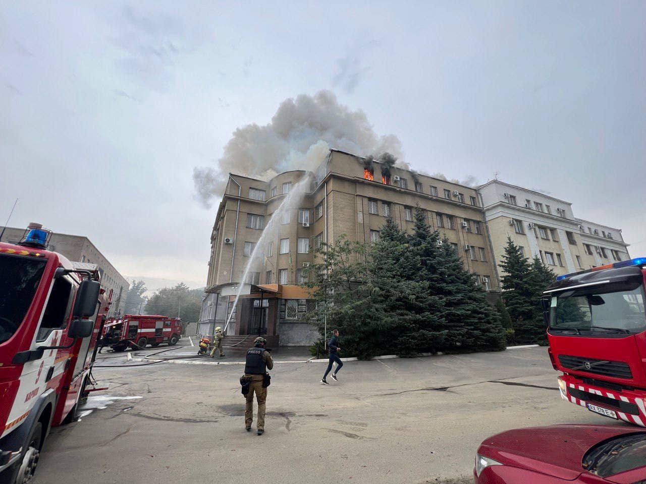 В Харькове обстрелом разрушено здание Следственного управления на Веснина (фото, видео)