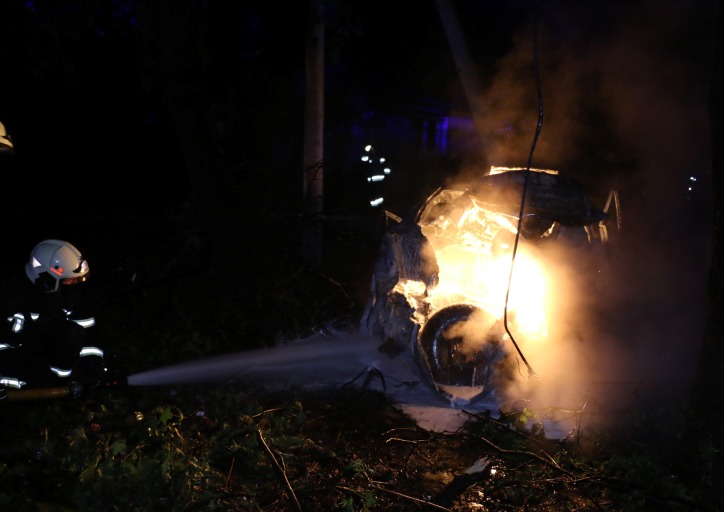 Из-за ракетного удара в Харькове дотла сгорела машина (фото, видео)