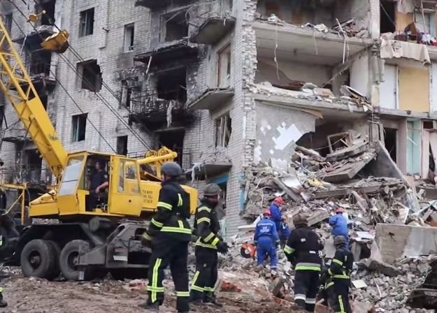 В Изюме начали разбирать разбитый авиаударом дом, под завалами которого погибли почти 50 человек