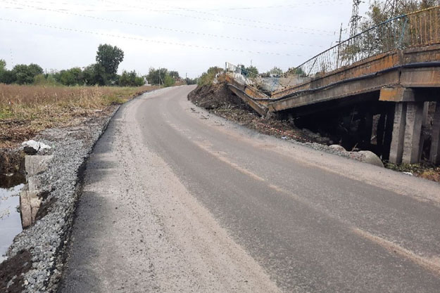 В Харьковской области сделали временную переправу вместо разрушенного моста (фото)