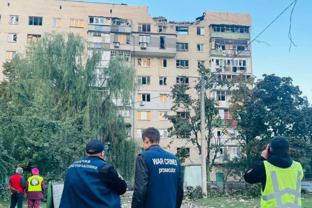 РФ вдарила зі "Смерчів" по житлових будинках у Харкові, люди виявилися заблокованими під завалами (фото)