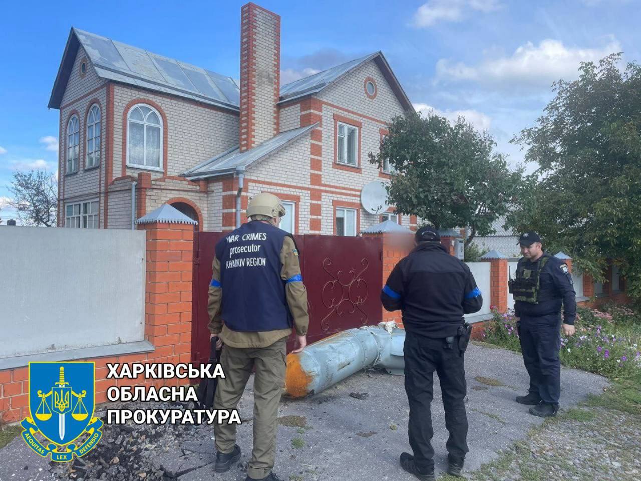 РФ сбросила на жилые дома Купянска две 500-килограммовые авиабомбы: фото