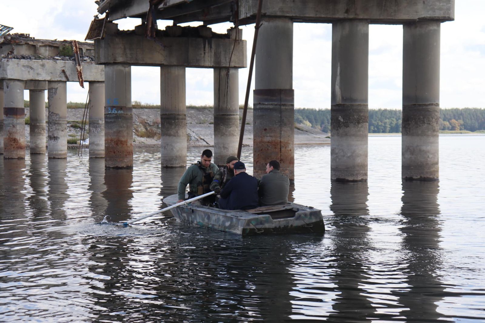 В освобожденный Волчанск можно добраться только на лодке: мосты разрушены (фото)