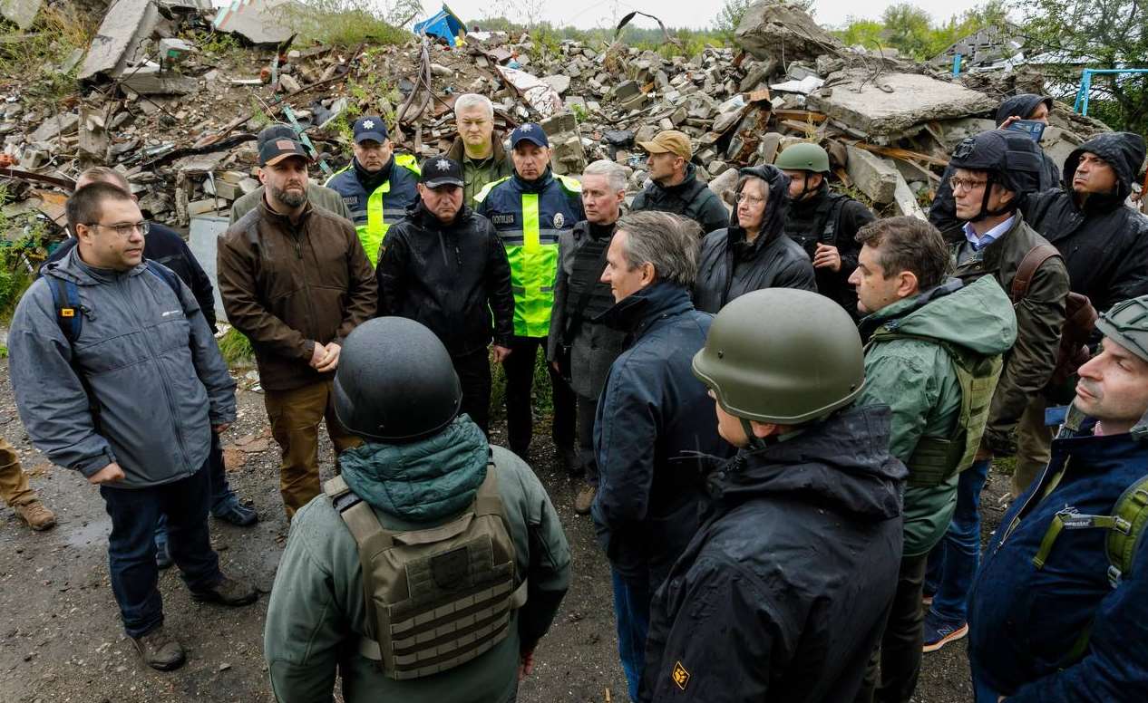 В Изюм приехали дипломаты более 20 стран