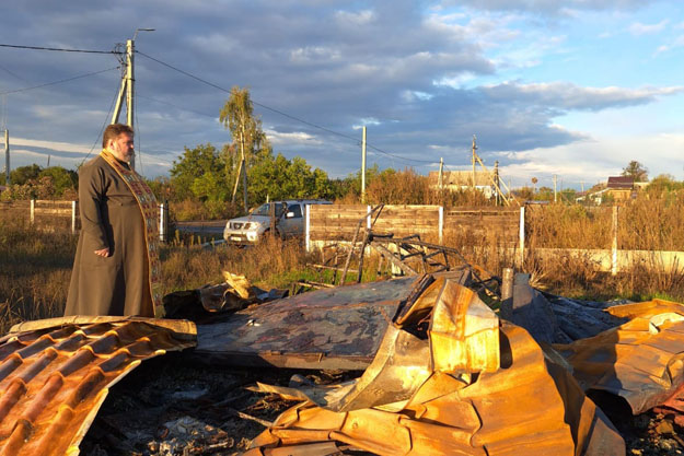 Оккупанты перед бегством сожгли храм в пригороде Харькова (фото)