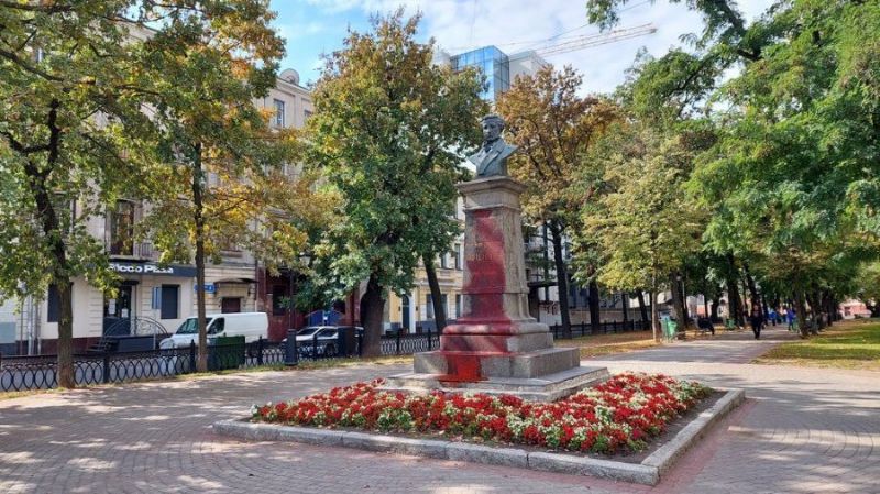 У Харкові пам'ятник Пушкіну облили червоною фарбою (фото)