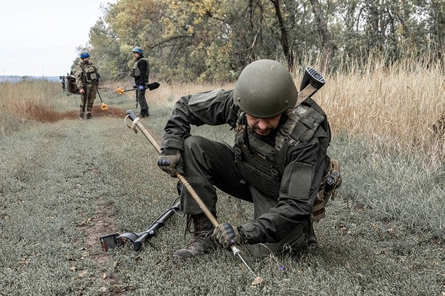 Міни під кожною подушкою. Як працюють сапери у Харківській області (фото)