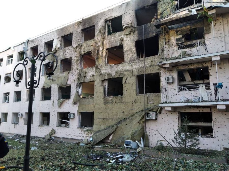 РФ вдарила ракетами по лікарні в Харківській області. Будівля зруйнована, є жертви (фото)