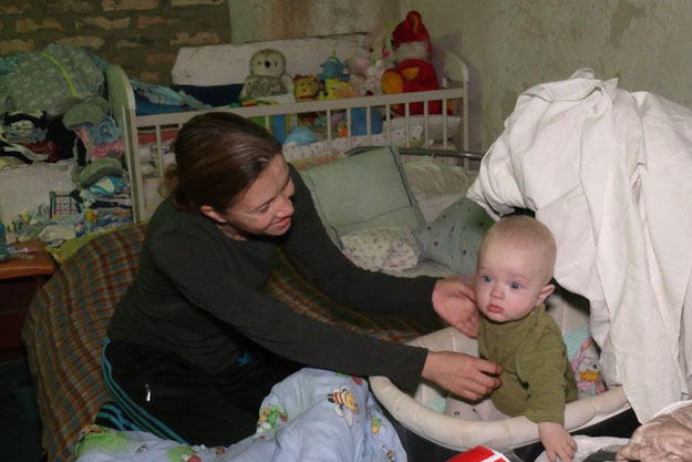 В Харькове женщина родила во время войны и полгода живет с ребенком в бомбоубежище (фото)