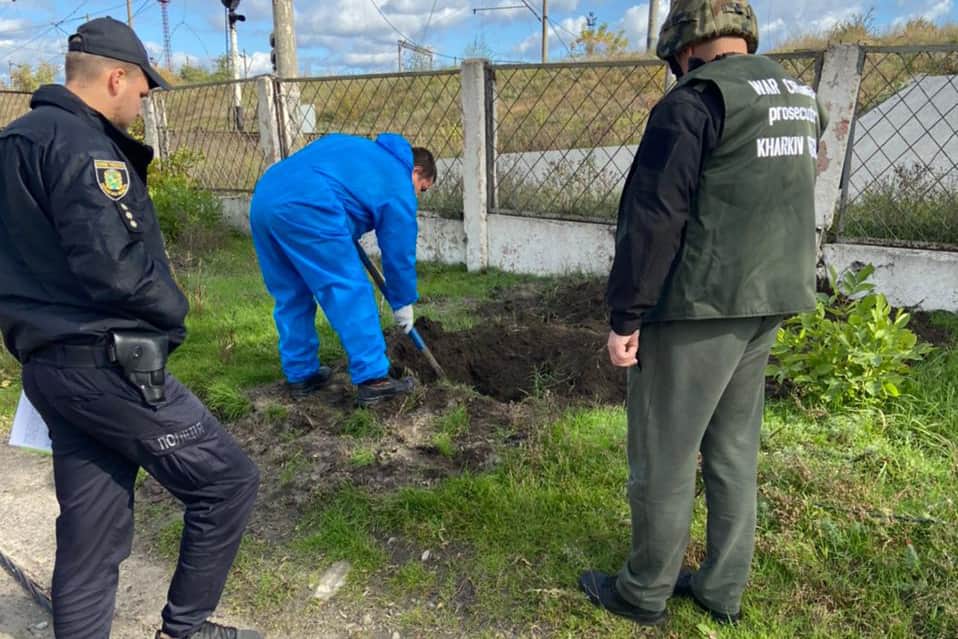 В Харьковской области во дворе были закопаны трупы убитых россиянами жителей