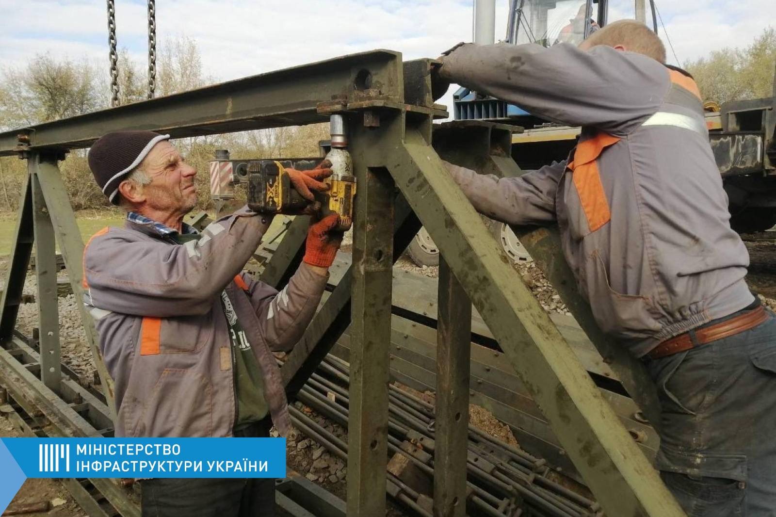 В Харьковской области устанавливают новый мост
