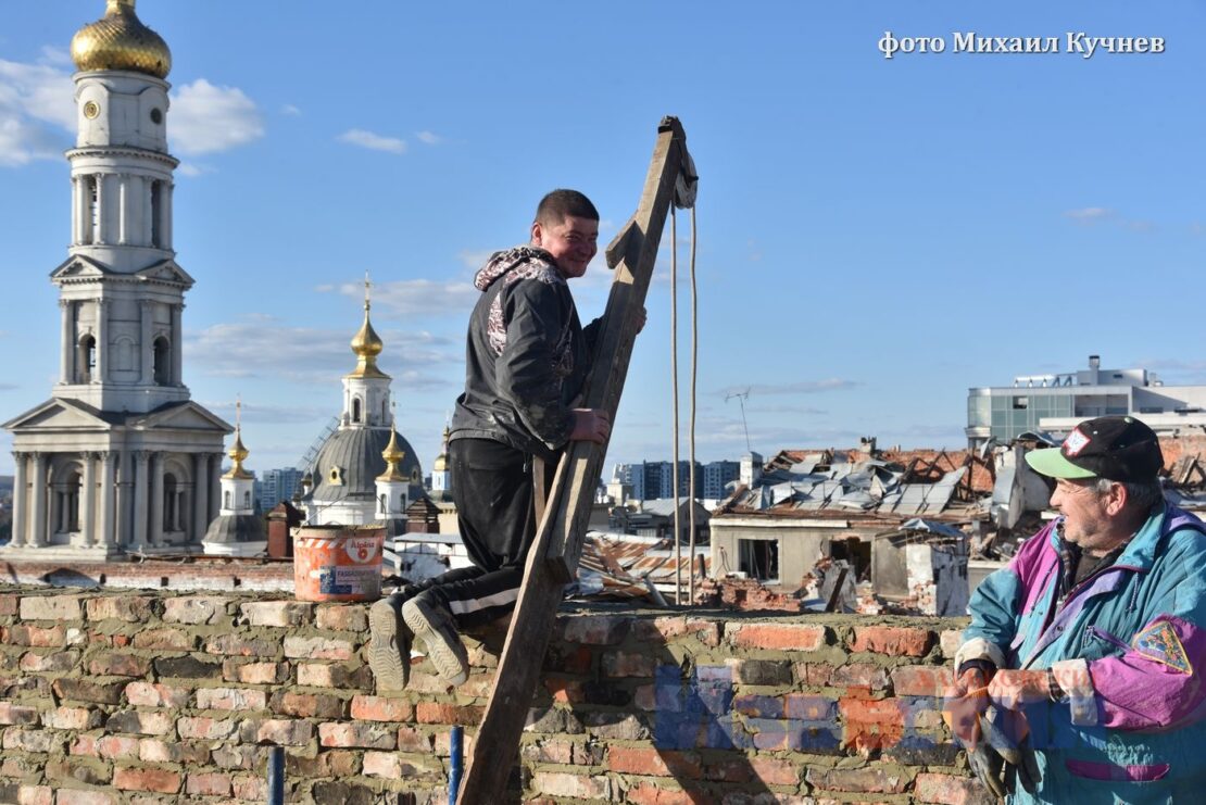 У Харкові ремонтують відому будівлю, яка потрапила в березні під авіаудар: фоторепортаж